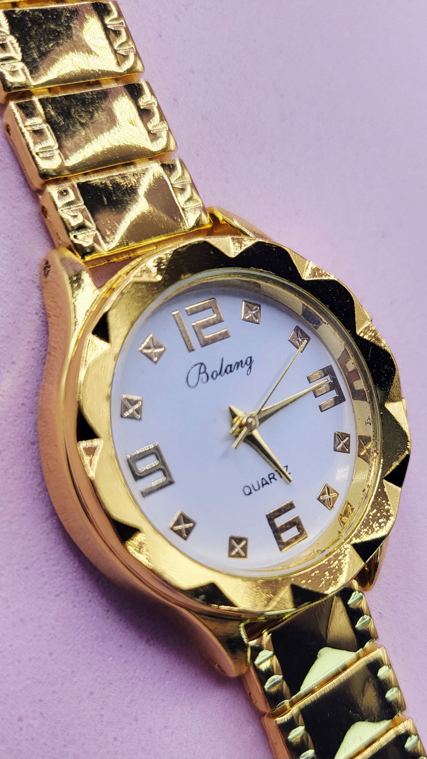 Metallic Round Quartz Watch