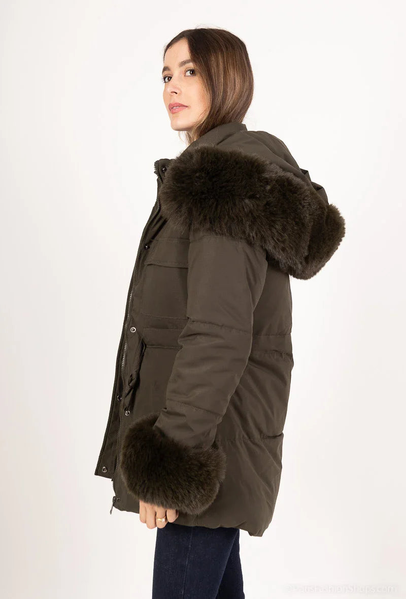 Mid-length down jacket with fur