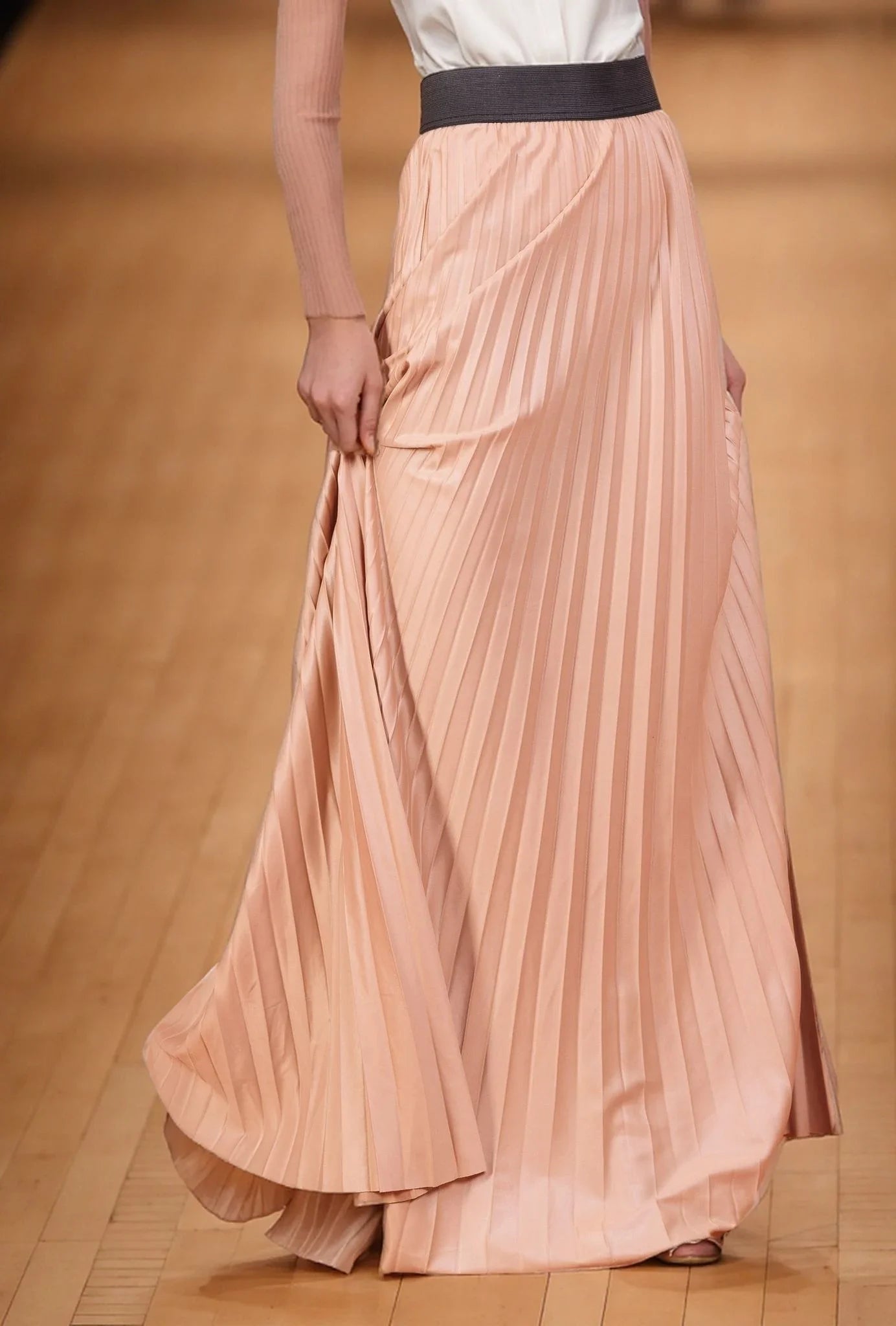 Flowy pleated maxi skirt with contrasting elastic waistband